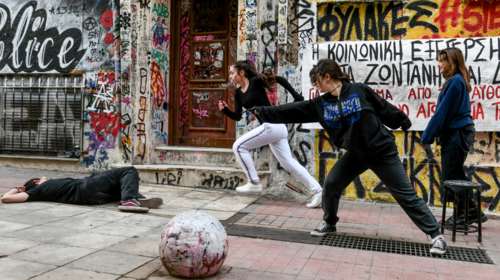 Συγκλονιστικό δρώμενο από τους μαθητές του Καλλιτεχνικού Σχολείου: Το βράδυ που ο Αλέξανδρος έπεσε νεκρός [εικόνες]