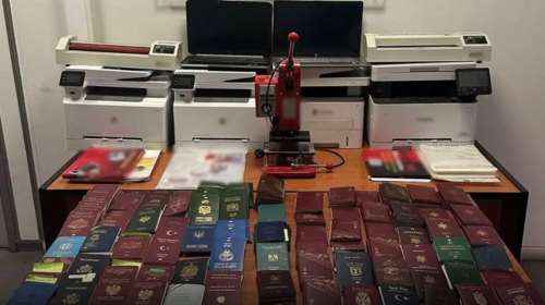 Εξαρθρώθηκε κύκλωμα διακίνησης μεταναστών σε χώρες της ΕΕ μέσω του &quot;Ελ. Βενιζέλος&quot; - Η κομπίνα με εταιρεία &quot;βιτρίνα&quot;