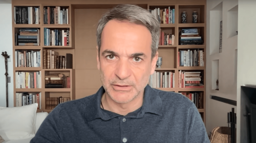 Γιατί ο Μητσοτάκης έκανε δήλωση σε στιλ... Μακρόν: Αξύριστος, casual και με κορονοϊό
