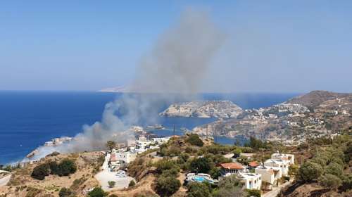 Κρήτη: Συναγερμός για φωτιά στην Αγία Πελαγία κοντά σε ξενοδοχεία [εικόνες - βίντεο]
