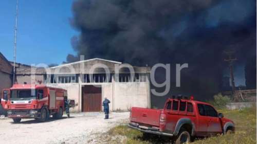 Φωτιά σε εργοστάσιο στο Γομοστό Αχαΐας - Μήνυμα 112 στους κατοίκους για τους καπνούς [βίντεο]