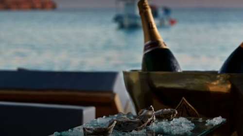 Αυτοψία της Daily Mail στο περιβόητο DK Oyster στην Μύκονο- Εκεί που μία γαρίδα φθάνει να κοστίζει 87 ευρώ