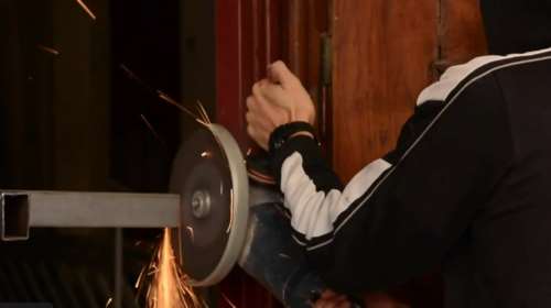 Πολυτεχνείο: Κατάληψη αντιεξουσιαστών στο κτίριο Γκίνη - Άνοιξαν με τροχό την πόρτα [βίντεο]