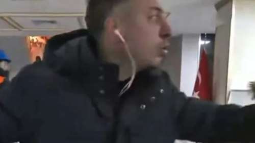 Τουρκία: Ρεπόρτερ έκρυψε το μικρόφωνο για να μην ακουστούν οι διαμαρτυρίες κατά του Ερντογάν [βίντεο]