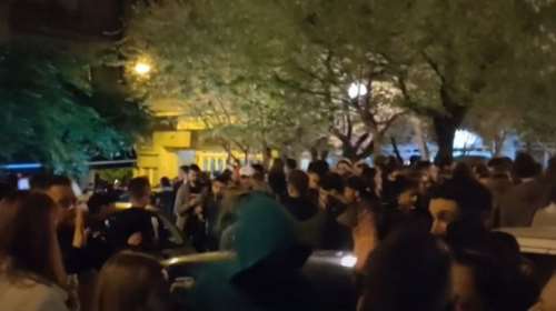 Κορονοπάρτι στην Κυψέλη: Τους νεαρούς διοργανωτές αναζητά η ΕΛ.ΑΣ - Διαμαρτυρία στην πλατεία Βαρνάβα