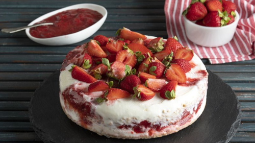 Πετρετζίκης: Συνταγή για τούρτα παγωτό βανίλια με σάλτσα φράουλας, του ονείρου