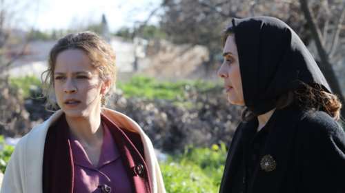 Άγριες Μέλισσες: Η Ασημίνα επιστρέφει στο σπίτι των Σεβαστών, φέρνοντας μαζί της το χαρμόσυνο νέο της εγκυμοσύνης της