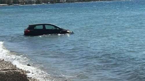Αίγιο: Αυτοκίνητο έπεσε στη θάλασσα - Σώος ο νεαρός οδηγός