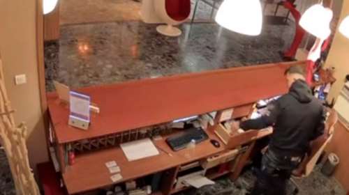 Βίντεο ντοκουμέντα: 37χρονος απειλούσε με ψεύτικο όπλο υπαλλήλους ξενοδοχείων στην Αττική και άδειαζε το ταμείο