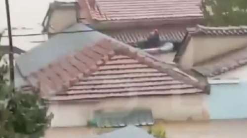 Καρέ - καρέ η διάσωση ηλικιωμένης από τη στέγη από άνδρες της ΕΜΑΚ - Ολόκληρα χωριά βυθισμένα στη λάσπη