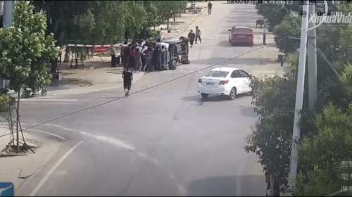 Απίστευτο βίντεο: Περαστικοί έτρεξαν αμέσως και έσωσαν οδηγό από βανάκι που τούμπαρε