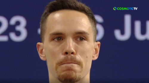 Λευτέρης Πετρούνιας: Η συγκίνηση και τα δάκρυα στην ανάκρουση του εθνικού ύμνου [βίντεο]