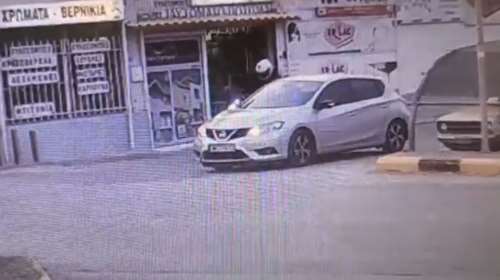 Ωρωπός: Ντοκουμέντο από τη ληστεία στο σπίτι του αδερφού του Χανταμπάκη- Η στιγμή που ο οδηγός της μηχανής δίνει τα κλοπιμαία