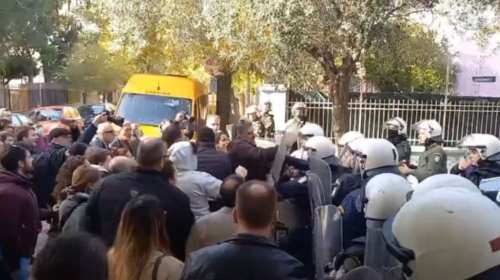 Πατήσια: ΜΑΤ χτυπούν πολίτες που εμποδίζουν έξωση σε μονογονεϊκή οικογένεια- &quot;Ήρθατε εδώ και οι εγκληματίες είναι ελεύθεροι&quot;