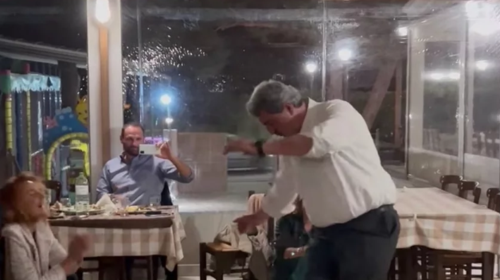 Ξεσάλωσε ο Πολάκης στην ταβέρνα: Έκλεισε τα 57 και το έριξε στο ζειμπέκικο - Ποιοι ήταν μαζί του [βίντεο]