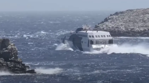 Το Superjet δίνει μάχη με τα μανιασμένα κύματα στη Φολέγανδρο [βίντεο]