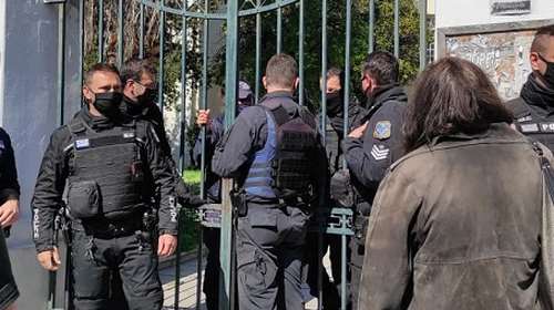 Φονικό στη Μακρινίτσα: Προπηλάκισαν τον δολοφόνο έξω από τα δικαστήρια του Βόλου [Εικόνες]