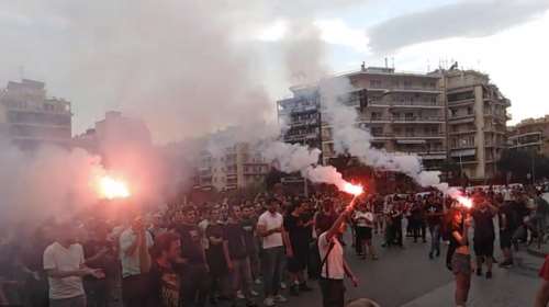 Θεσσαλονίκη: Πορεία διαμαρτυρίας κατά της πανεπιστημιακής αστυνομίας με πυρσούς έξω από το ΥΜΑΘ [Βίντεο]