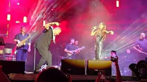 Αντώνης Ρέμος - Δέσποινα Βανδή: Τα ζεϊμπέκικα πάνω στη σκηνή και η αφιέρωση στον Βασίλη Καρρά [βίντεο]