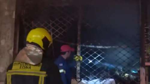 Φωτιά σε εγκαταλελειμένο ξενοδοχείο στην πλατεία Βάθη