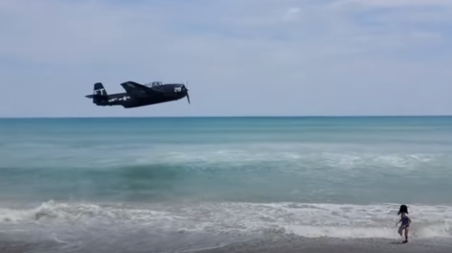 Εντυπωσιακή προσθαλάσσωση αεροπλάνου ανάμεσα σε λουόμενους στη Φλόριντα [βίντεο]