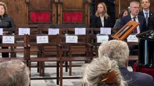 Διονύσης Σαββόπουλος: "Πού ήσουνα χθες Αριστερά μου;" - Η φωτογραφία με τα άδεια καθίσματα στην Μητρόπολη