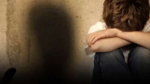 Αδιανόητο: Γιος ιερέα κατηγορείται ότι βίαζε τον 4χρονο γιο του - Παρούσα και η γιαγιά [Βίντεο]