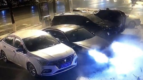 Ούτε σε... καρτούν: Απίστευτο τροχαίο με αυτοκίνητο που απογειώνεται και... παρκάρει [βίντεο]