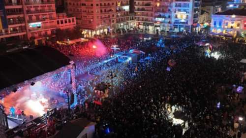 Πάτρα: Οι απόκριες ξεκίνησαν και επίσημα - Εντυπωσιακές εικόνες από τη "βασίλισσα" του kαρναβαλιού [βίντεο]