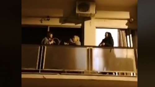 Επικό: Γιαγιάδες βγήκαν στο μπαλκόνι και τραγουδούσαν &quot;Ο χάρος βγήκε παγανιά&quot; [βίντεο]