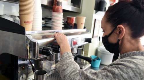 Γιατί δεν θα φτάσει στα 5 ευρώ η τιμή του σερβιριζόμενου ή του take away καφέ