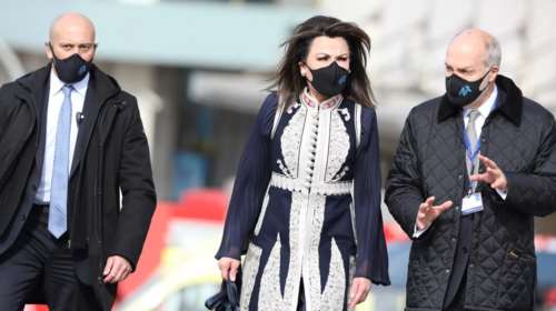 Με εντυπωσιακό ντουλαμά η Γιάννα Αγγελοπούλου στη Μητρόπολη Αθηνών - Ποιος έραψε το παραδοσιακό πανωφόρι [Εικόνες]