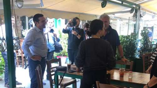 Στην πλατεία Καισαριανής ο Αλέξης Τσίπρας - Μίλησε με εστιάτορες [εικόνες]