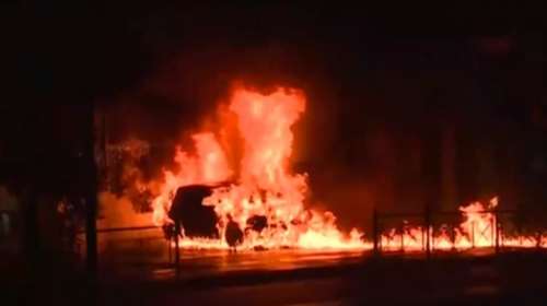 Κουκάκι: Απεγκλωβίστηκαν 4 άτομα από κτίριο που έπιασε φωτιά μετά από εμπρησμό ΙΧ [βίντεο]