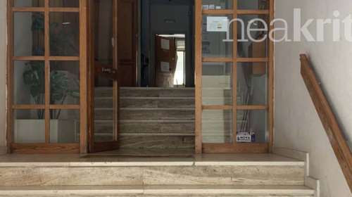 Ηράκλειο: Ξεσήκωσε τα δικαστήρια ο μητροκτόνος- Δεν μπορούσαν να τον συγκρατήσουν οι αστυνομικοί