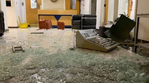 Επεισόδια στην Κύπρο: Αντιεμβολιαστές εισέβαλαν σε τηλεοπτικό σταθμό και τα έκαναν &quot;γυαλιά καρφιά&quot; [εικόνες-βίντεο]