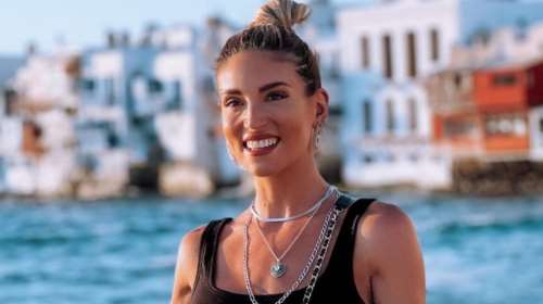 Η Αθηνά Οικονομάκου απαθανατίζει τον Μπρούνο Τσερέλα στην πισίνα