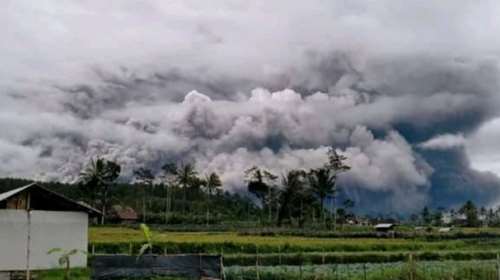 Εξερράγη το ηφαίστειο Σεμέρου στην Ινδονησία – Η τέφρα έφτασε σε ύψος τα 5 χιλιόμετρα [βίντεο]