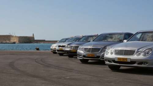 Κρήτη: Ταξιτζής πέταξε έξω μητέρα και παιδιά για να πάρει κούρσα με τουρίστες