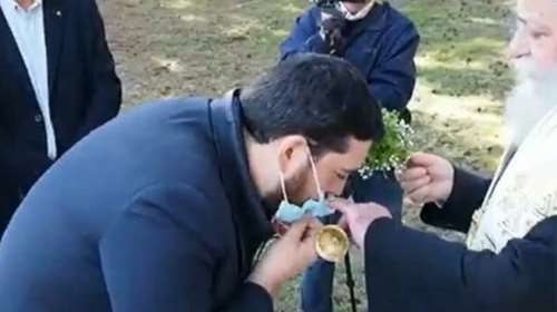 Απίστευτος Μητροπολίτης Γρεβενών: Κατέβαζε με το δάχτυλο τις μάσκες επισήμων για να φιλήσουν τον σταυρό [βίντεο]