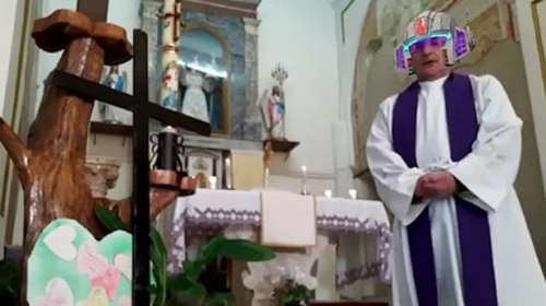 Ιταλία: Ιερέας κάνει live λειτουργία, βάζει κατά λάθος μουστάκια, κράνος, γυαλιά και γίνεται viral [βίντεο]