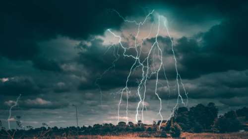 Meteo: Η κρυφή απειλή της ξηρής καταιγίδας - Πώς μπορεί να προκαλέσει φωτιά ακόμα και μέρες μετά τους κεραυνούς