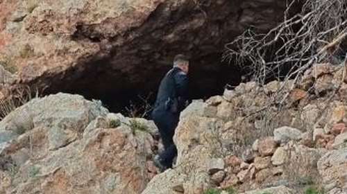 Θρίλερ στη Βούλα: Νεκρή γυναίκα έξω από σπηλιά, κοντά στο νεκροταφείο - Βρέθηκε απαγχονισμένη [βίντεο]