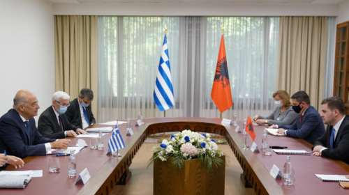 Κομισιόν: Η ΕΕ χαιρετίζει τη συμφωνία Ελλάδας-Αλβανίας για τη Χάγη