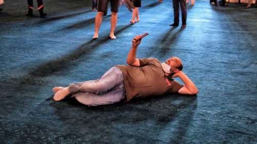 Αγιά Σοφιά: Εικόνες ντροπής - Ξάπλωσε στο χαλί για να βγάλει σέλφι [Βίντεο]