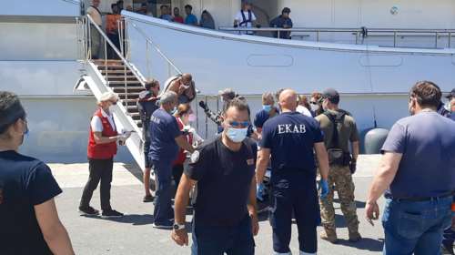 Φόβοι για ασύλληπτη τραγωδία στην Πύλο: Πληροφορίες για 100άδες μετανάστες που ήταν μέσα στο αμπάρι και τους παρέσυρε το ψαράδικο στον βυθό