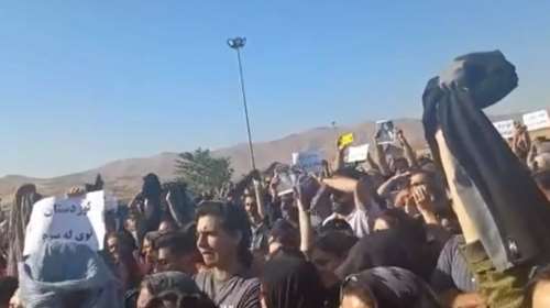 Ιράν: Επεισόδια στην κηδεία της νεαρής που έχασε τη ζωή της αφού συνελήφθη από την αστυνομία ηθών [Βίντεο]