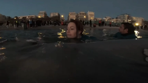 Τάνια Δράκου: Ποια είναι η εθελόντρια που τραγούδησε στη φάλαινα και συγκίνησε την Ελλάδα [Εικόνες - Βίντεο]