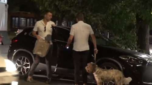 Ο Κασσελάκης πήγε στο πατρικό της μητέρας του στη Ριτσώνα μαζί με τον Τάιλερ και θυμήθηκε τα παιδικά του χρόνια