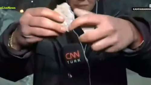 Σεισμός στην Τουρκία: Δημοσιογράφος του CNN Turk σπάει το τσιμέντο κτιρίου με τα χέρια [βίντεο]